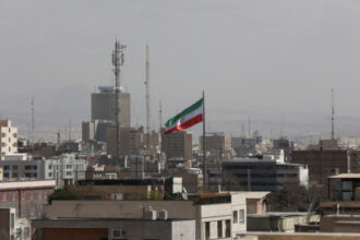 الجيش الإسرائيلي ينذر بإخلاء منطقة صناعية في أصفهان قبل قصفها