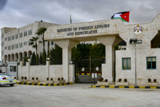 عاجل| الخارجية تحذّر المواطنين في الخارج وتدعو إلى التواصل في حالات الطوارئ