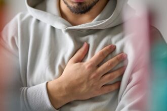 الخطر يبدأ مبكرًا… دراسة تحذّر: أمراض القلب تهاجم الرجال منذ منتصف الثلاثينات