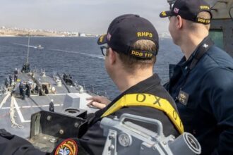 مغادرة المدمرة الأميركية “ديلبرت دي بلاك” ميناء إيلات لتعزيز الشراكة البحرية مع إسرائيل