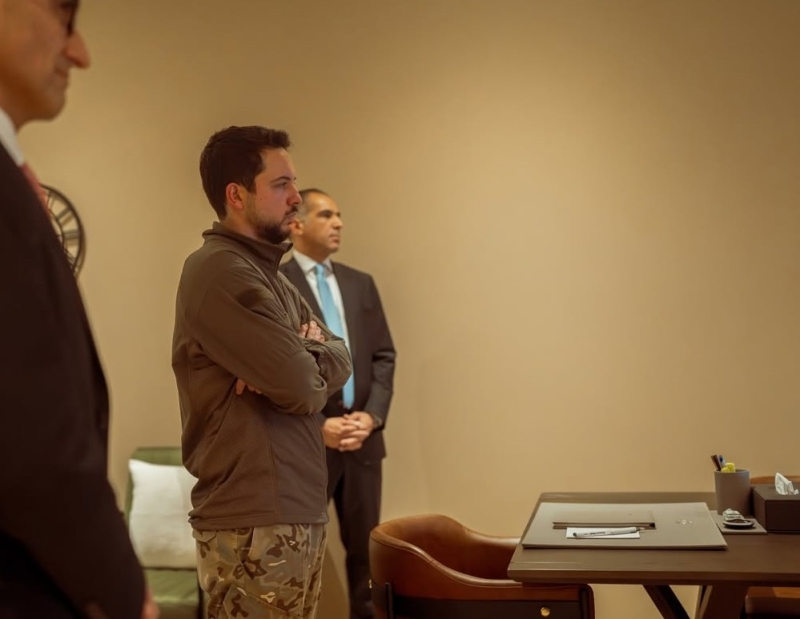 صور جديدة لولي العهد خلال متابعة قرعة اختيار مكلفي خدمة العلم