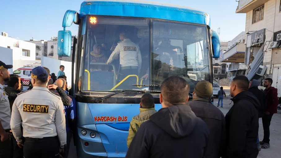 تحرك حافلة فلسطينية تحمل مرضى من خان يونس إلى معبر رفح لتلقي العلاج في مصر