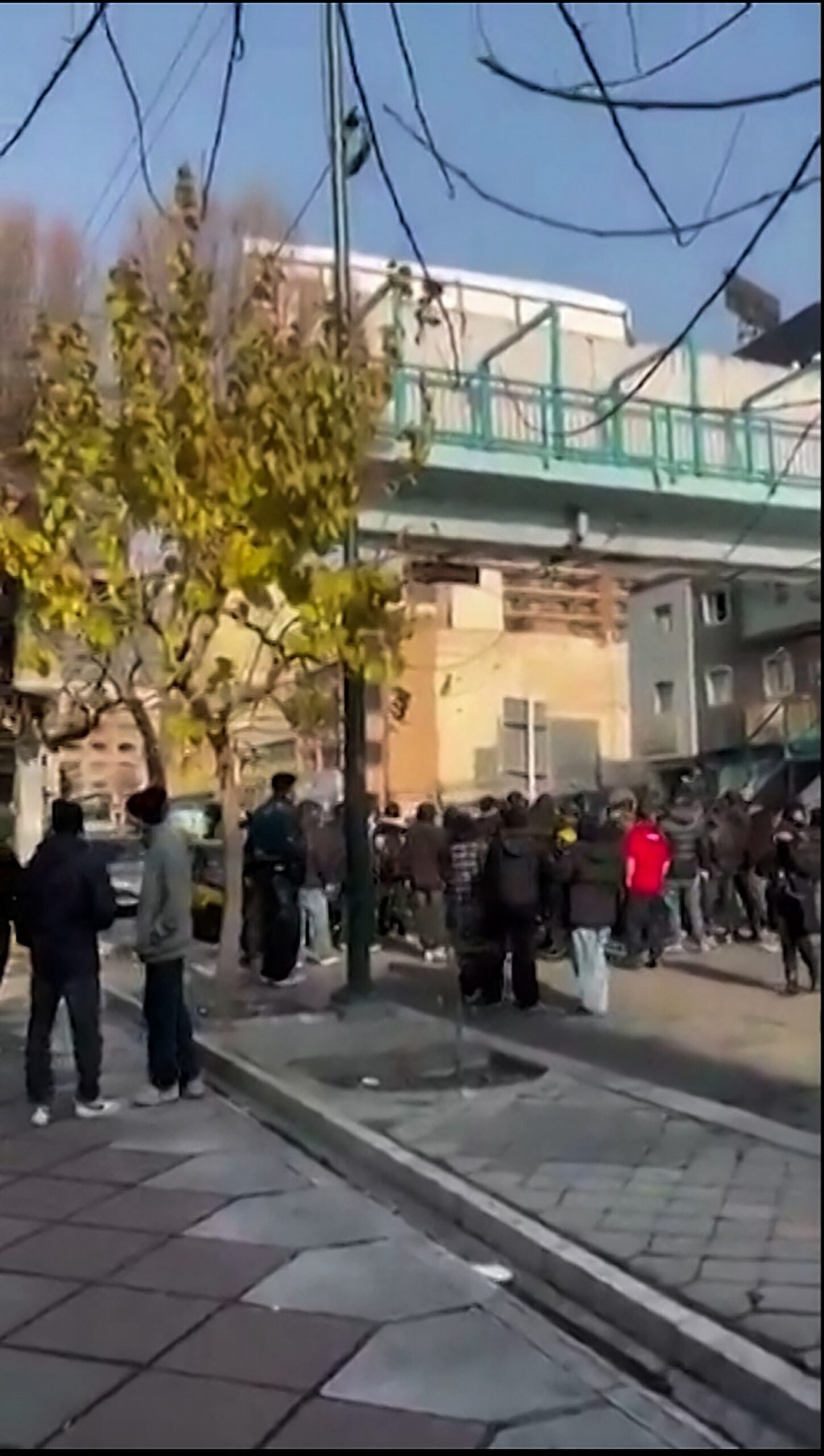 صورة حول : إيران تعتقل 4 أجانب بتهمة المشاركة في أعمال شغب وتحملهم مسؤولية القتل إيران تعتقل 4 أجانب بتهمة المشاركة في أعمال شغب وتحملهم مسؤولية القتل