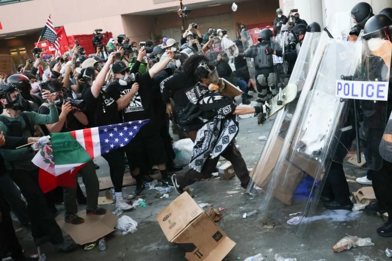 صورة حول : مظاهرات واسعة في الولايات المتحدة ضد وكالة الهجرة وسط توترات واحتجاز صحفيين مظاهرات واسعة في الولايات المتحدة ضد وكالة الهجرة وسط توترات واحتجاز صحفيين