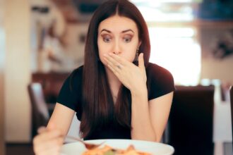 فقدان الشهية العصبي: صرخة نفسية خلف النحافة المفرطة.. الأسباب وسبل النجاة