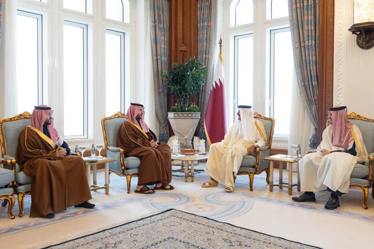 أمير قطر يستقبل وزير الدفاع السعودي في الدوحة لبحث تعزيز التعاون والمستجدات الإقليمية
