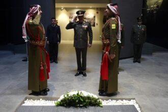 الفريق أحمد فتحي يزور صرح الشهيد