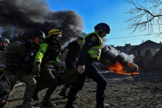 هجوم بطائرات مسيرة روسية يقتل شخصين ويصيب آخرين في زابوريجيا.