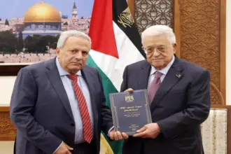 رئيس دولة فلسطين يتسلم النسخة الأولى من مسودة الدستور المؤقت