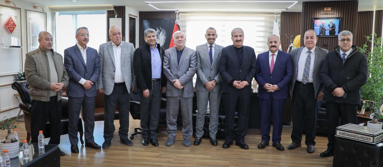 شركة كهرباء إربد تكرم المحافظ السابق رضوان العتوم تقديرًا لجهوده التنموية والخدمية