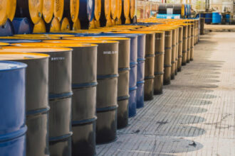 أسعار النفط تهبط مع ترقب الأسواق لمحادثات أميركا وإيران في عُمان