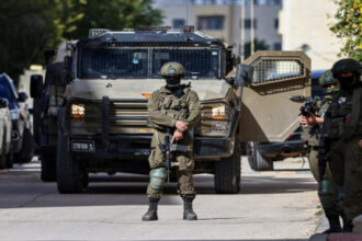 قوات الاحتلال تقتحم بلدة دورا بالخليل وتغلق المحلات وسط إطلاق الغاز المسيل للدموع