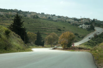 انخفاض طفيف على الحرارة الثلاثاء وزخات مطر محتملة الأربعاء