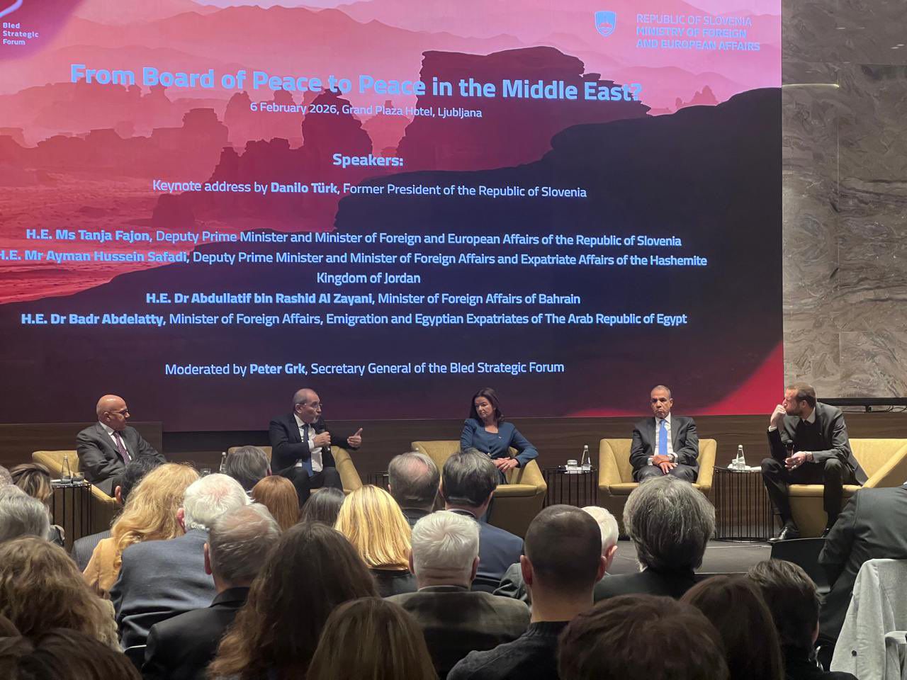 الصفدي يؤكد على التزام وقف إطلاق النار في غزة وضرورة تنفيذ خطة السلام الأميركية