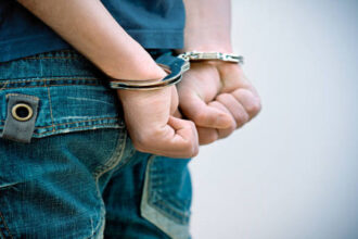 ضبط حدث قتل صديقه طعنا وأصاب والده