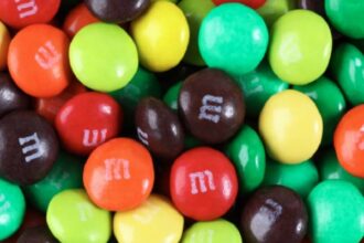 بسبب "مكونات خفية".. سحب آلاف أكياس حلوى "إم آند إمز" في 20 ولاية أمريكية