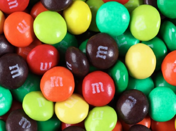 بسبب "مكونات خفية".. سحب آلاف أكياس حلوى "إم آند إمز" في 20 ولاية أمريكية