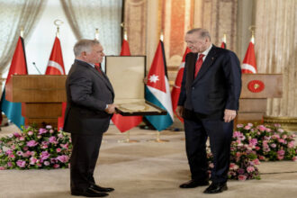 عاجل| الملك يمنح أردوغان قلادة الحسين تقديرًا لجهوده في دعم العلاقات