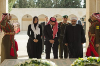 عاجل| نائب الملك الأمير الحسين يزور ضريح المغفور له الملك الحسين