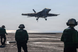 ويتكوف يزور حاملة الطائرات الأميركية في الشرق الأوسط