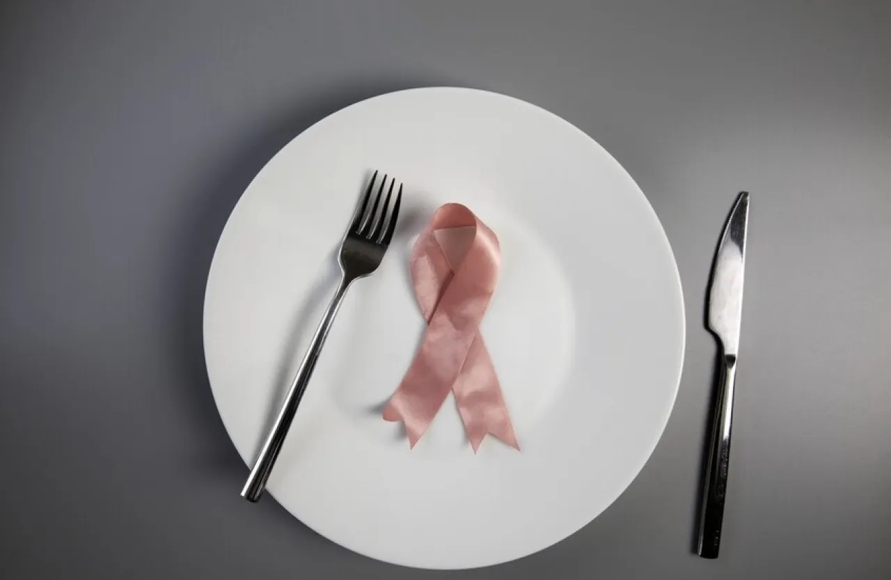 دراسة: النظام الغذائي المسبب للالتهابات يزيد خطر الإصابة بسرطان الثدي عند النساء