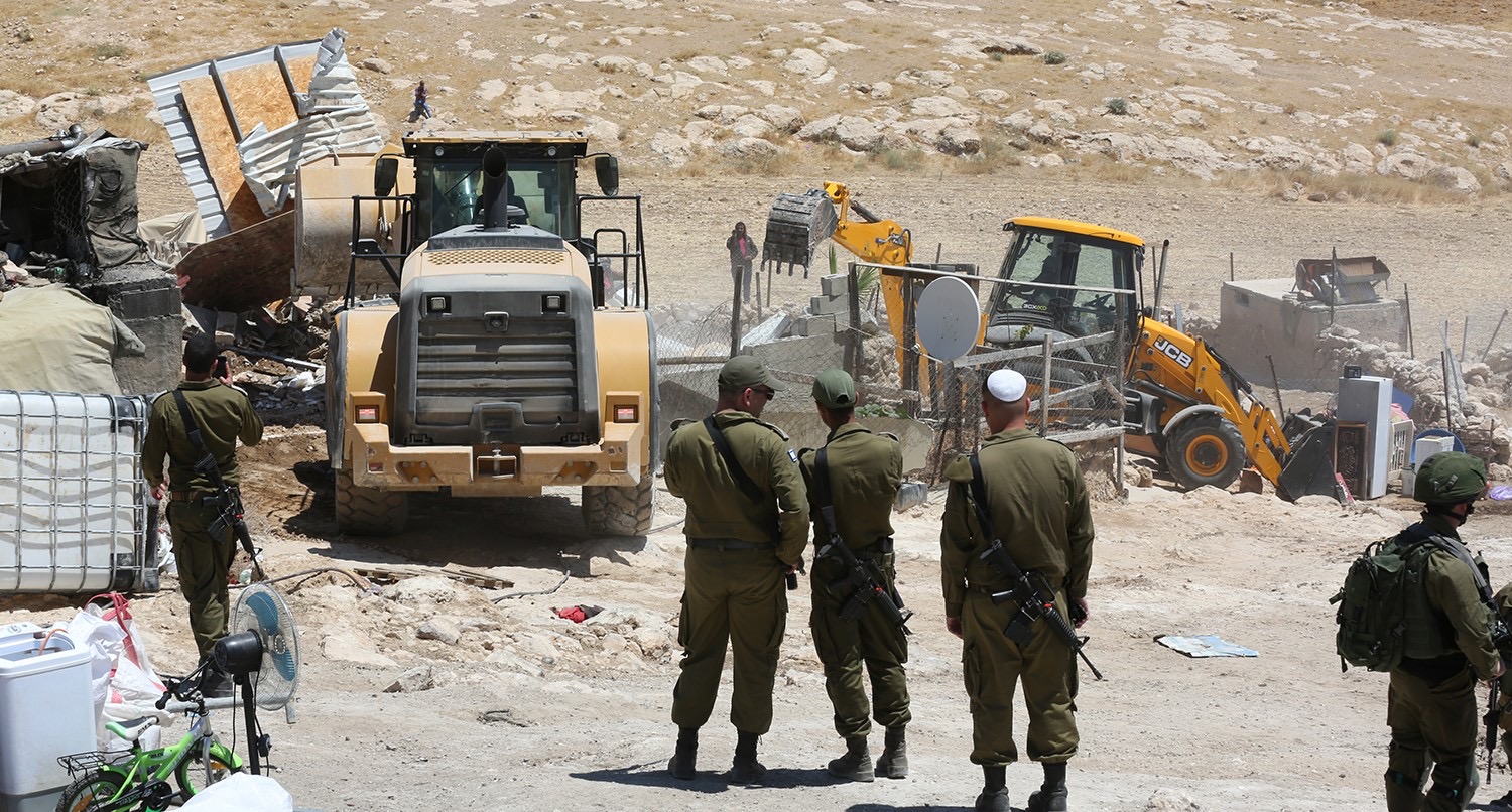 الاحتلال يهدم منشآت بالأغوار ويصيب فلسطينيين برصاص قلنديا مع اقتحام مستوطنين للأقصى