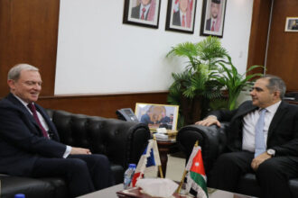 وزير الاستثمار يبحث مع السفير الفرنسي تعزيز التعاون الاقتصادي والاستثماري بين الأردن وفرنسا