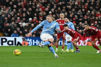 مانشستر سيتي يقلب تأخره أمام ليفربول ويُبقي آماله في المنافسة على اللقب