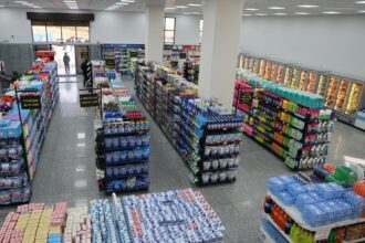 الحنيطي يفتتح سوق العيص التجاري في الطفيلة