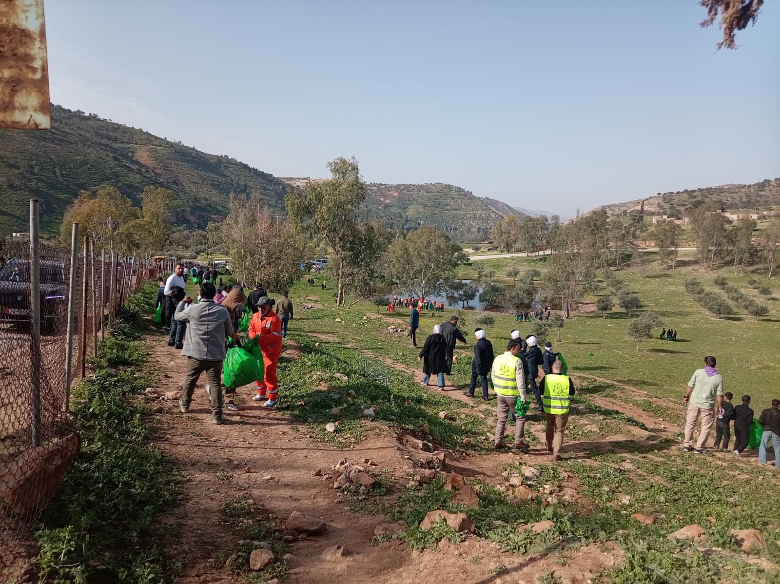 تنظيم حملة نظافة للحد من الإلقاء العشوائي في محيط سد الملك طلال