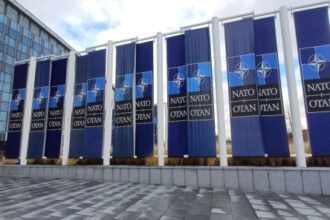 الناتو يسلم قيادات رئيسية لضباط أوروبيين لتعزيز دور أوروبا