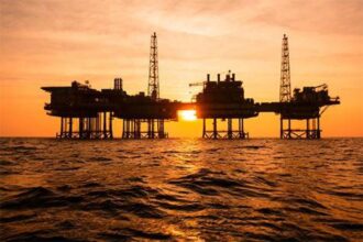 أسواق النفط تترقب "اتفاقاً محتملاً": تراجع علاوة المخاطر الجيوسياسية وخسائر أسبوعية ثانية