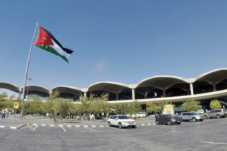 وزير النقل يبحث تعزيز تنافسية مطار الملكة علياء الدولي وجذب الحركة السياحية