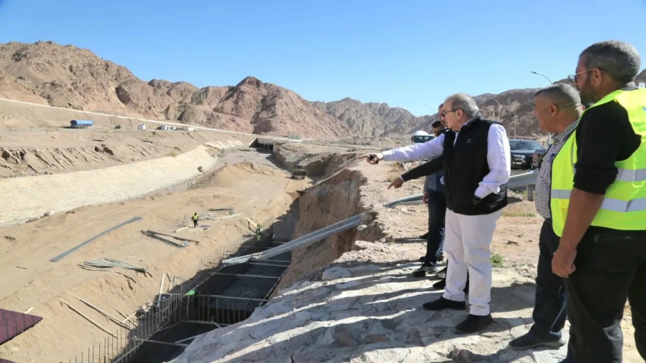 أبو السمن يوجه "إنذاراً" من الميدان: عدم ارتياح لسرعة إصلاح أضرار سيول العقبة