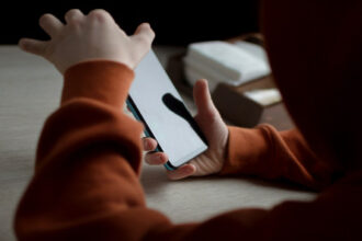 الأردن يشكل لجنة وطنية لحماية الأطفال واليافعين من مخاطر الإنترنت ومنصات التواصل الاجتماعي