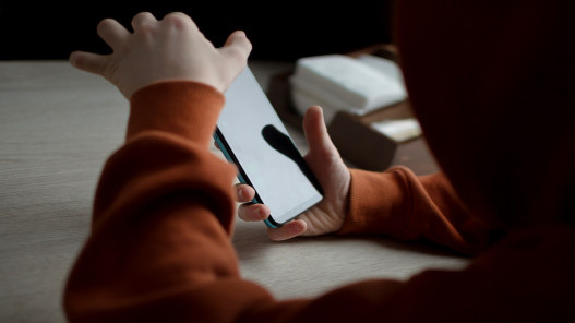 الأردن يشكل لجنة وطنية لحماية الأطفال واليافعين من مخاطر الإنترنت ومنصات التواصل الاجتماعي