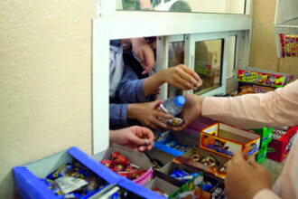 الغذاء والدواء تُحيل مقصفًا مدرسياً في الزرقاء للجهات القضائية