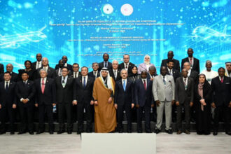 وزير النقل يشارك بمؤتمر التعاون الإسلامي ويبحث تطوير الممرات اللوجستية