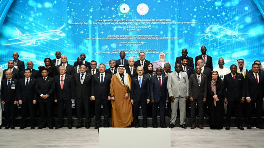 وزير النقل يشارك بمؤتمر التعاون الإسلامي ويبحث تطوير الممرات اللوجستية