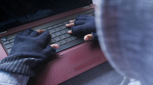 الجرائم الإلكترونية تحذّر: منصات تداول وهمية تتسبب بخسائر مالية للمواطنين