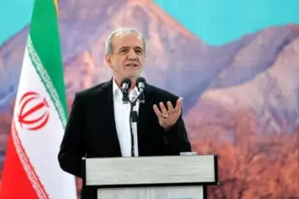 بزشكيان: تراجع قيمة الرواتب في إيران والدولار يتجاوز 161 ألف تومان