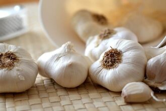 "الثوم" يسجل سعراً قياسياً بـ 5 دنانير.. واتحاد المزارعين يبشر بانفراجه محلية مع بداية رمضان