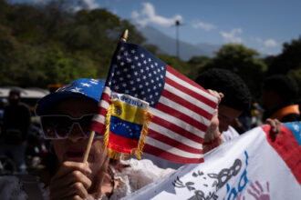 آلاف المتظاهرين في كراكاس يطالبون بالعفو عن السجناء السياسيين