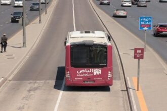 الحكومة تدعو الأردنيين لاعتماد (النقل العام) كنمط حياة