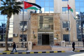 بين الـ 21% بطالة وحلم الـ 600 دينار.. لماذا يفر الشباب من حضن الوطن؟