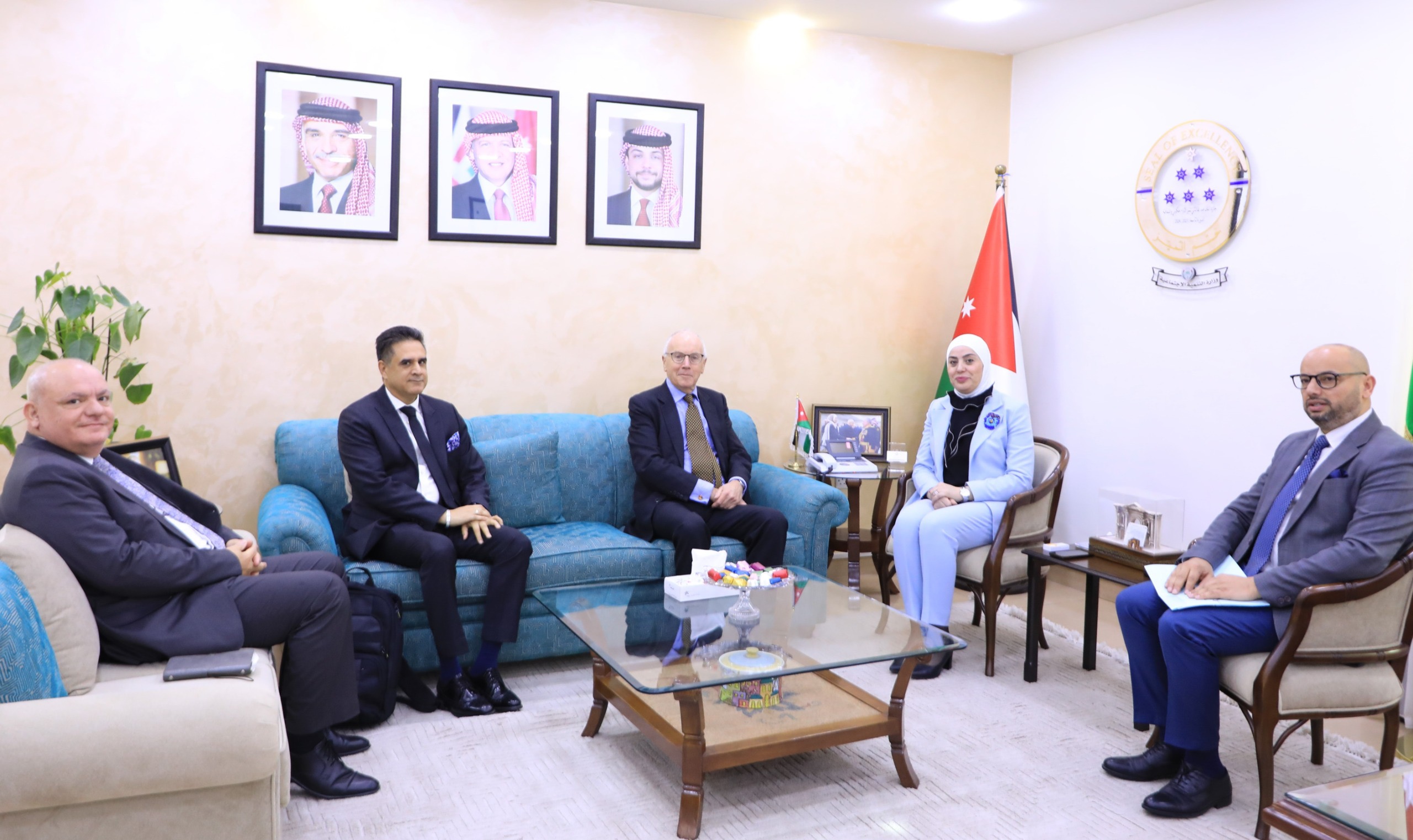 صورة حول : بني مصطفى تستعرض "مكاسب المرأة والشباب" في لقاء مع خبير قانوني بريطاني بني مصطفى تستعرض "مكاسب المرأة والشباب" في لقاء مع خبير قانوني بريطاني