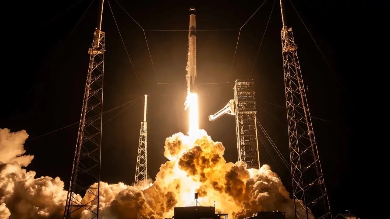 صورة حول : بعد أول "إجلاء طبي" في التاريخ.. طاقم دولي يصل المحطة الفضائية لترميم الثغرة البشرية بعد أول "إجلاء طبي" في التاريخ.. طاقم دولي يصل المحطة الفضائية لترميم الثغرة البشرية