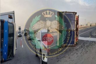 تدهور شاحنة يُعيق الحركة باتجاه عمان