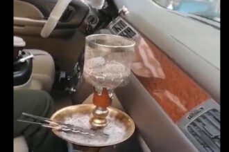 ضبط سائق يدخن الأرجيلة خلال القيادة