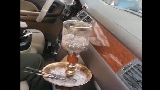 ضبط سائق يدخن الأرجيلة خلال القيادة
